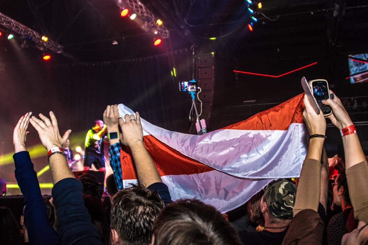 В толпе можно было увидеть людей из разных стран