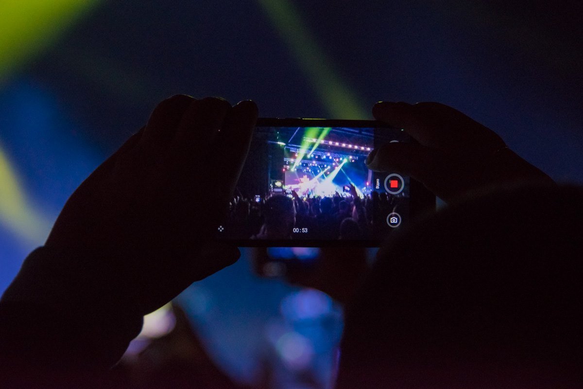 Многие записывали концерт на камеру смартфона