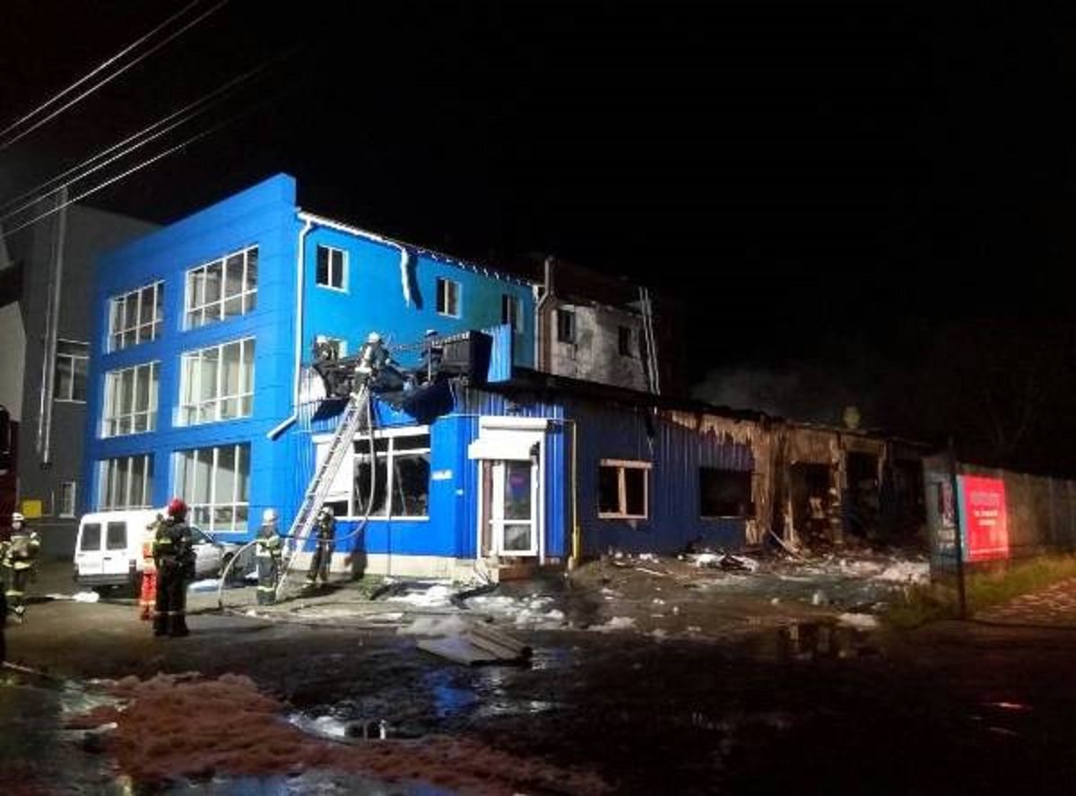 Спасателям удалось предотвратить распространение огня на рядом расположенное административное здание