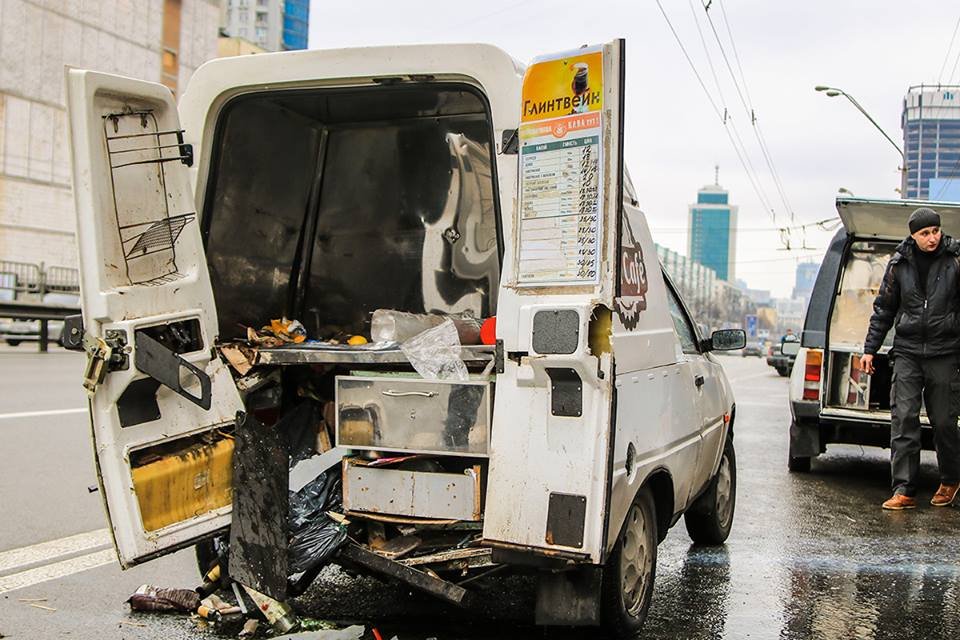 Daewoo Matiz въехал в кофейный Пикап Daewoo Matiz въехал в кофейный Пикап