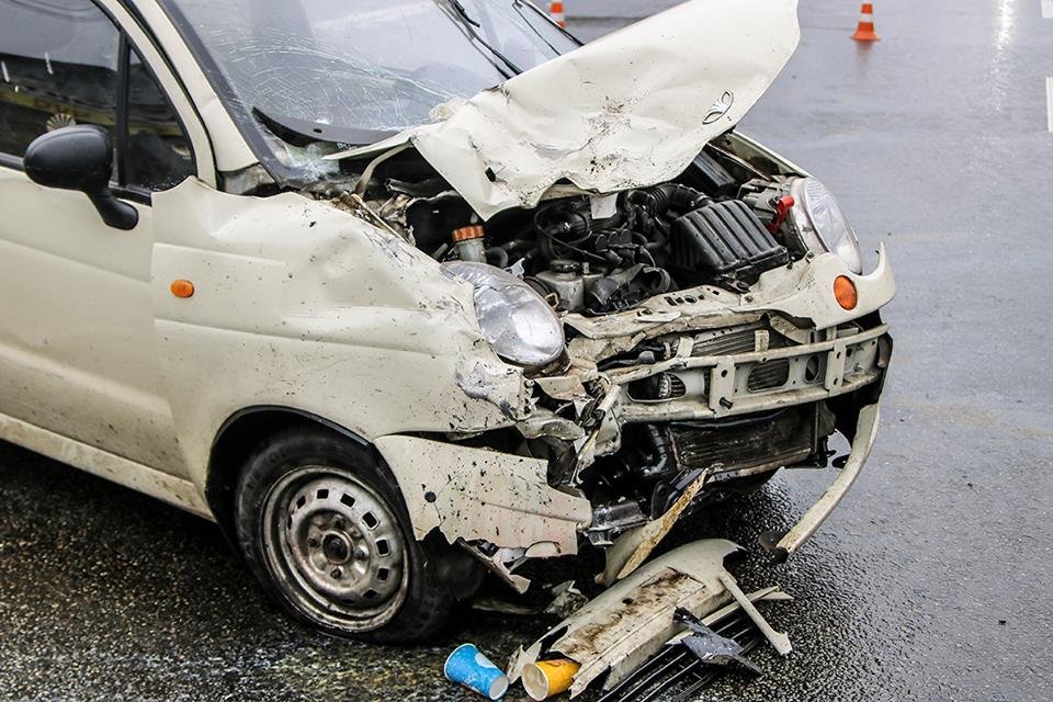 От столкновения водитель лекгового автомобиля пробил головой лобовое стекло От столкновения водитель лекгового автомобиля пробил головой лобовое стекло