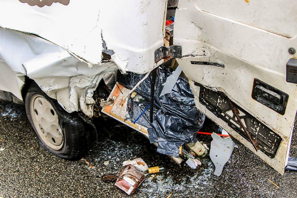 На проезжей части разбросаны кофейные стаканчики На проезжей части разбросаны кофейные стаканчики