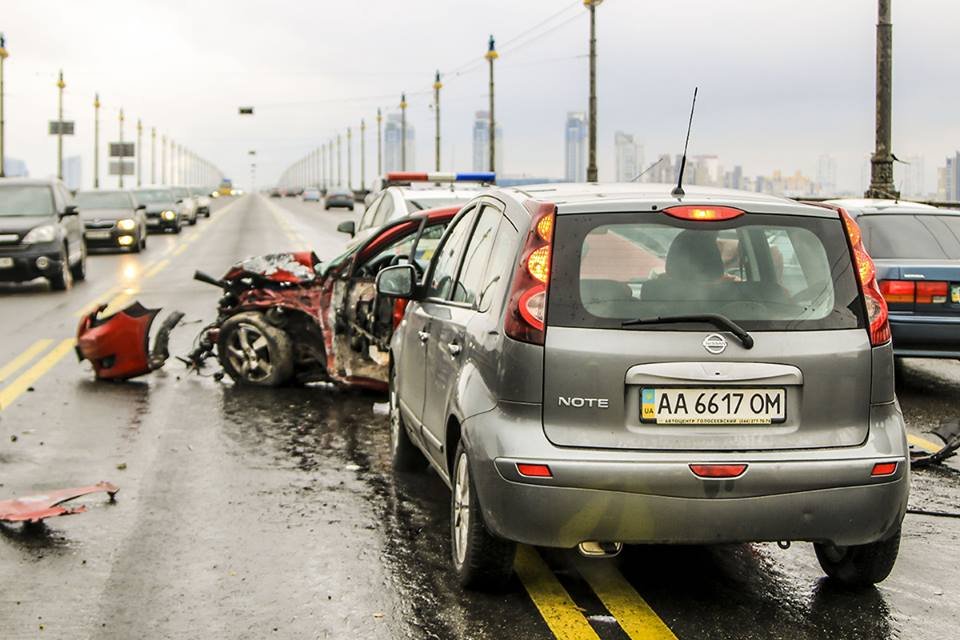 На мосту Патона столкнулись Nissa и Mazda На мосту Патона столкнулись Nissa и Mazda