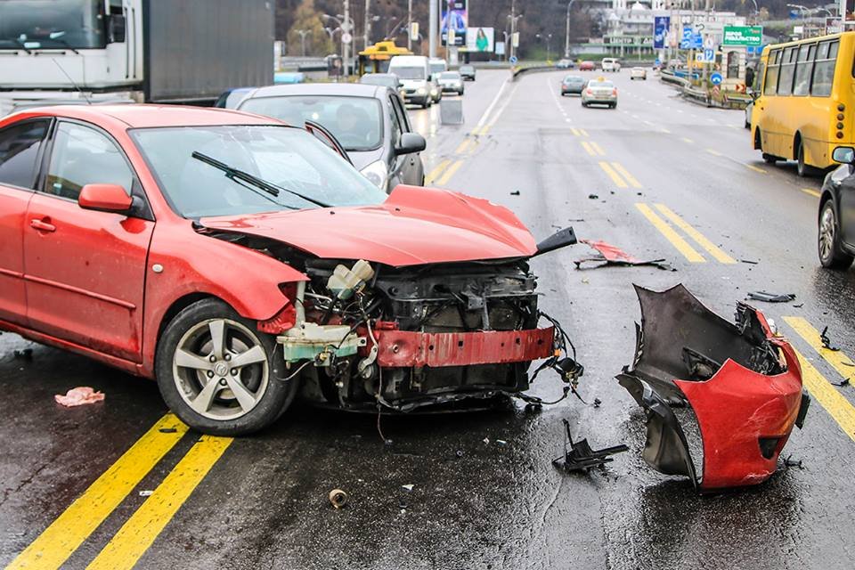 Водитель Mazda не справился с управлением на мокрой дороге Водитель Mazda не справился с управлением на мокрой дороге