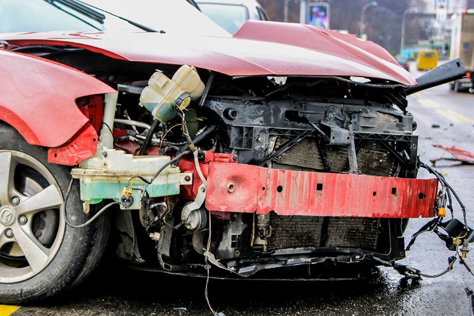 Mazda не справился с управлением и врезался в колонну Mazda не справился с управлением и врезался в колонну