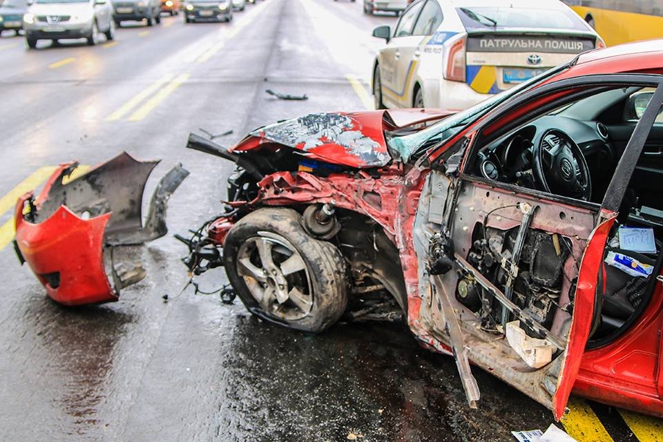 После колонны, авто откинуло на проезжую часть. Там Mazda потерял равновесие и столкнулся с Nissan. После колонны, авто откинуло на проезжую часть. Там Mazda потерял равновесие и столкнулся с Nissan.