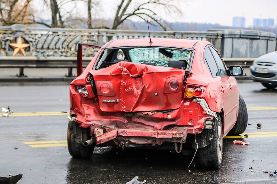 Водитель Mazda отказался от госпитализации, у него небольшие ссадины на лице Водитель Mazda отказался от госпитализации, у него небольшие ссадины на лице