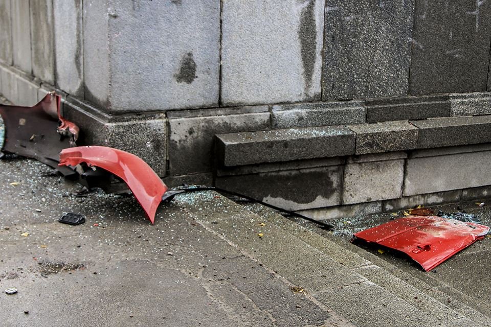 От удара в колонну детали автомобиля Mazda разбросало по проезжей части От удара в колонну детали автомобиля Mazda разбросало по проезжей части