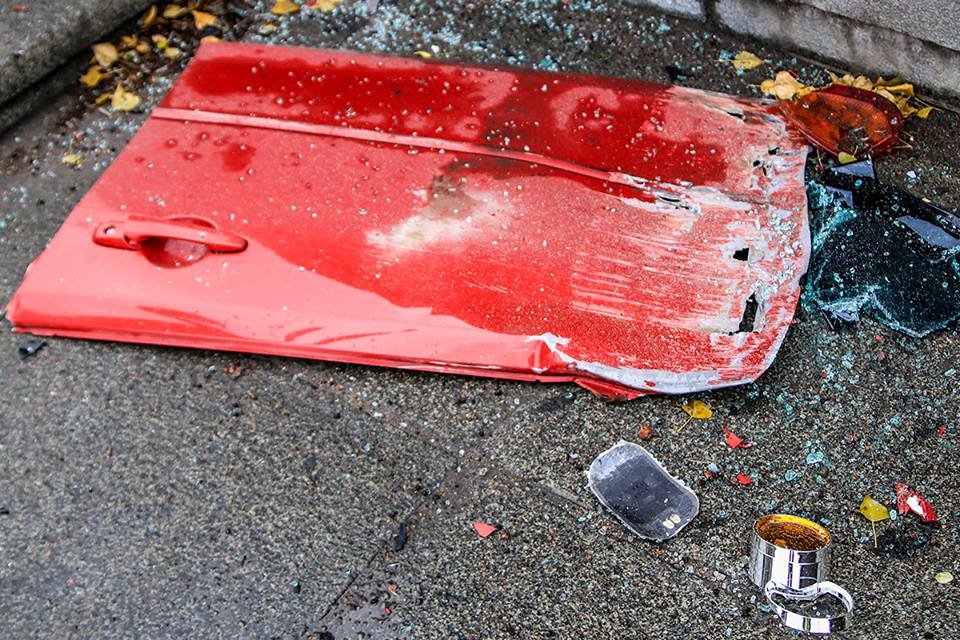 Дверь отлетела на тротуар Дверь отлетела на тротуар