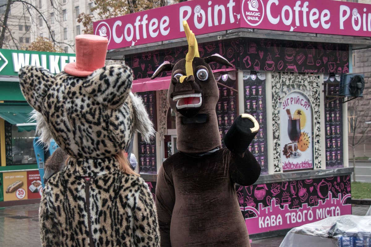 И лишь аниматоры пытаются заработать на туристах в этот пасмурный день