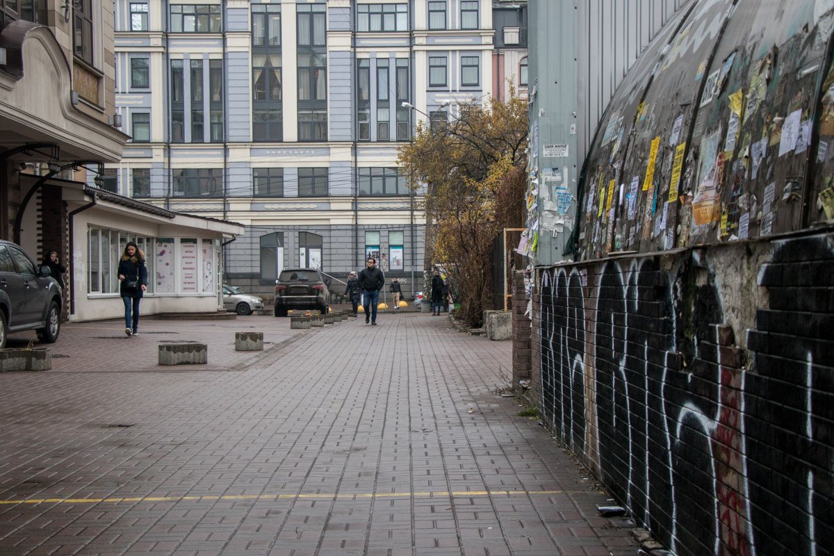 Осенью в выходной день лучше всего остаться дома или пойти в теплое уютное место