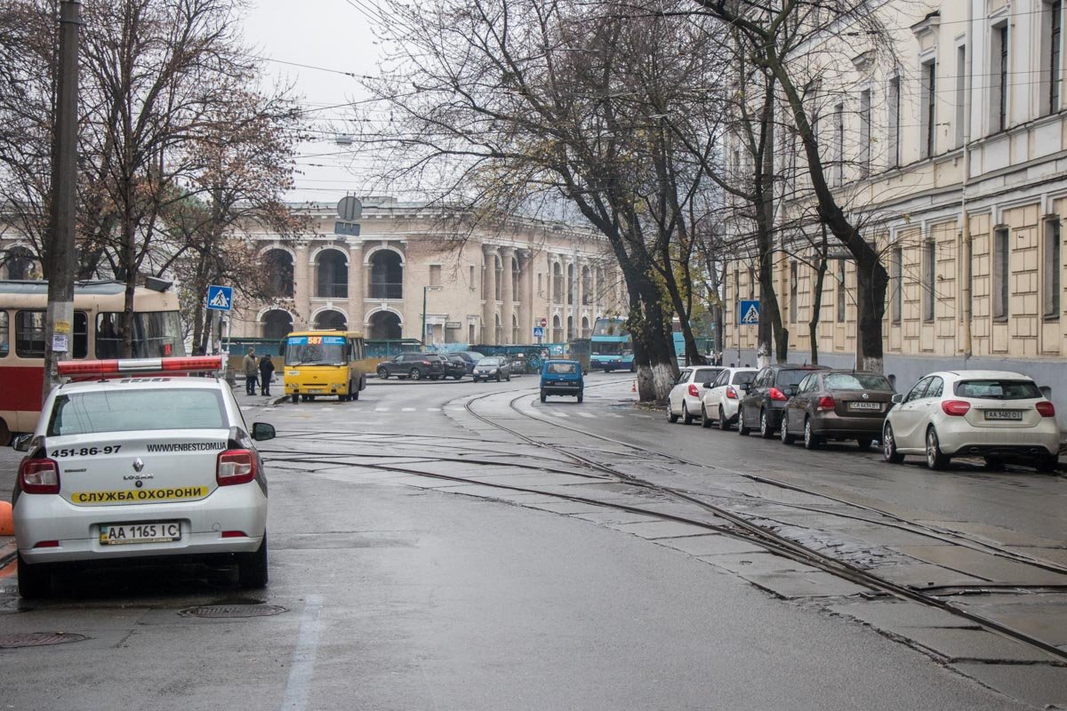 И еще трамваи - они тоже катают пассажиров туда - сюда