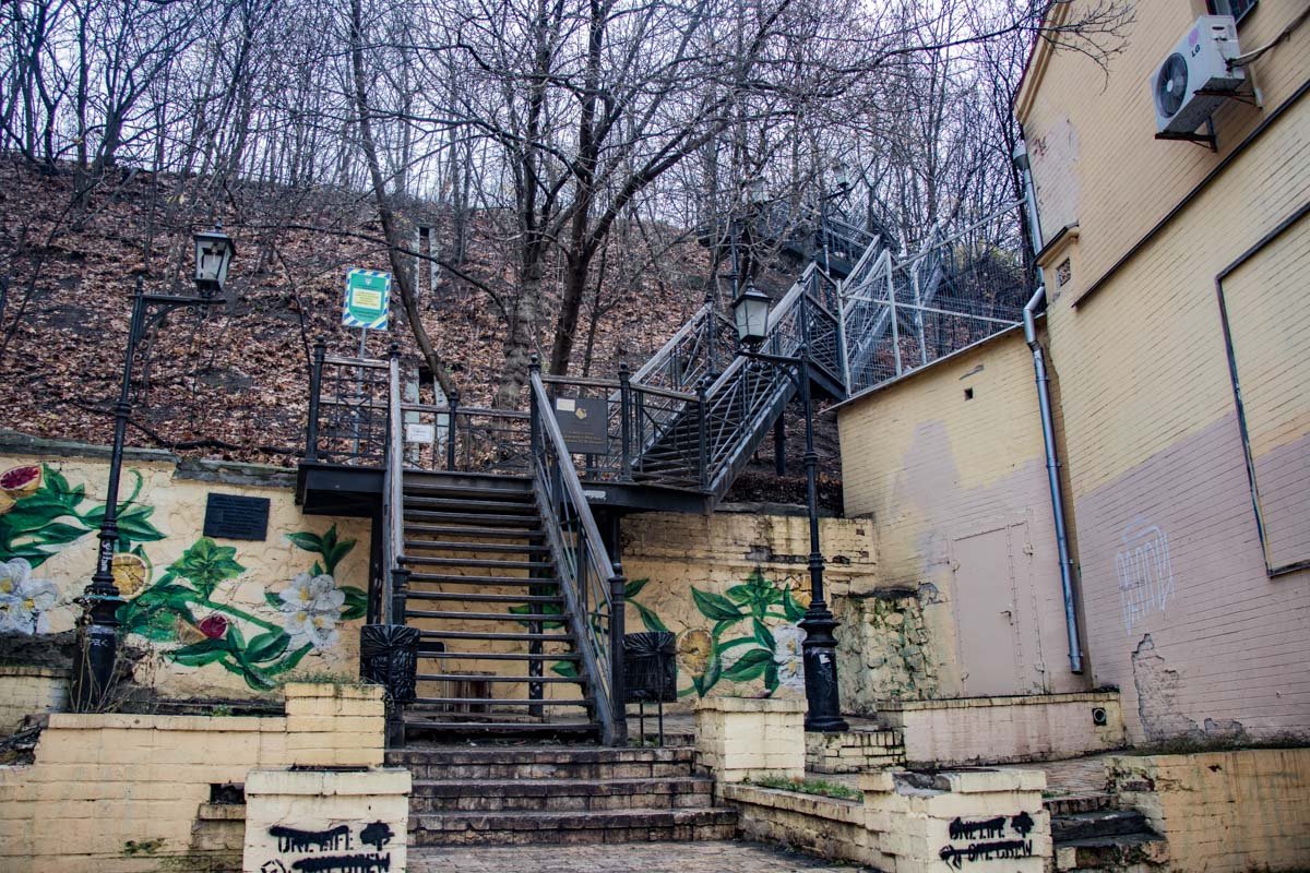 Одинокая лестница в районе Андреевского спуска