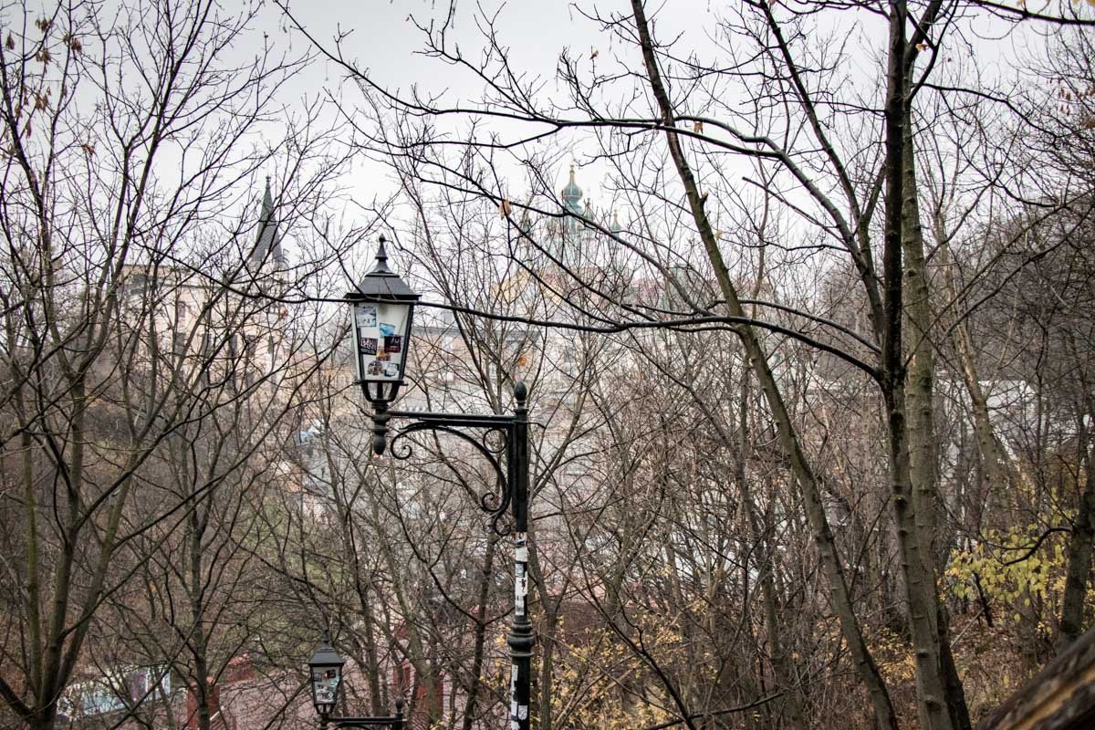 Одинокий фонарь сторожит улочки Киева