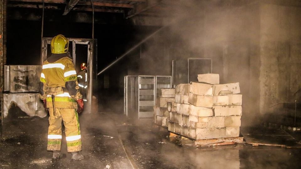 Как оказалось на 1-м этаже горел утеплитель на площади 100 кв. м. Как оказалось на 1-м этаже горел утеплитель на площади 100 кв. м.