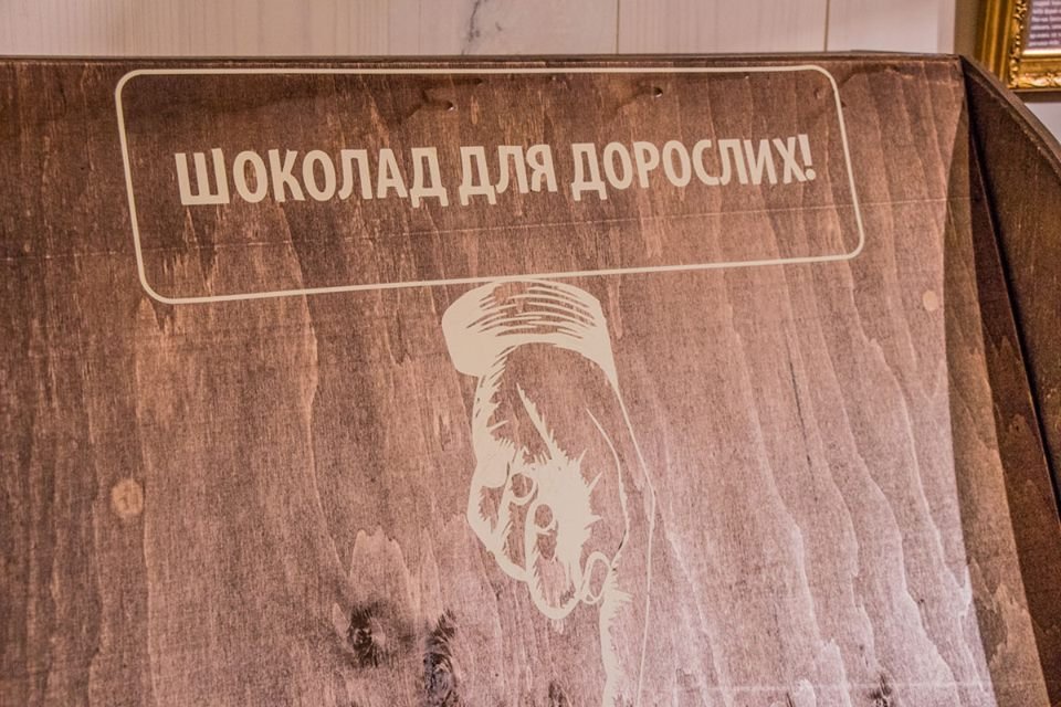 Как оказалось, картину в заведении повесили неспроста Как оказалось, картину в заведении повесили неспроста