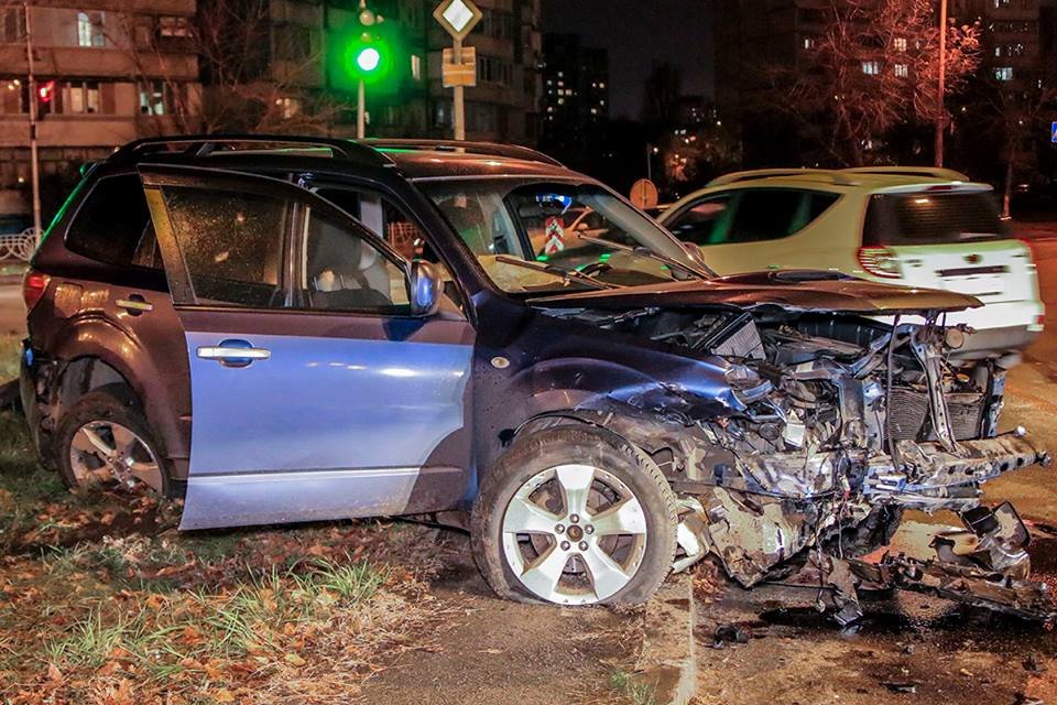 На улице Оноре де Бальзака столкнулись Subaru и Honda На улице Оноре де Бальзака столкнулись Subaru и Honda