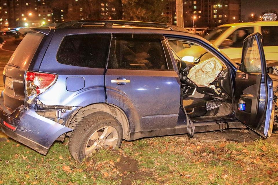 В Subaru находились четверо детей, один из которых получил травмы головы В Subaru находились четверо детей, один из которых получил травмы головы