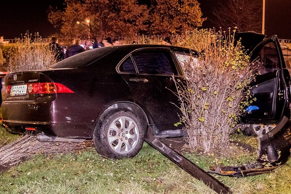 По словам водителя Honda, у него произошел приступ эпилепсии, после чего он выехал на тротуар и врезался в другое авто По словам водителя Honda, у него произошел приступ эпилепсии, после чего он выехал на тротуар и врезался в другое авто