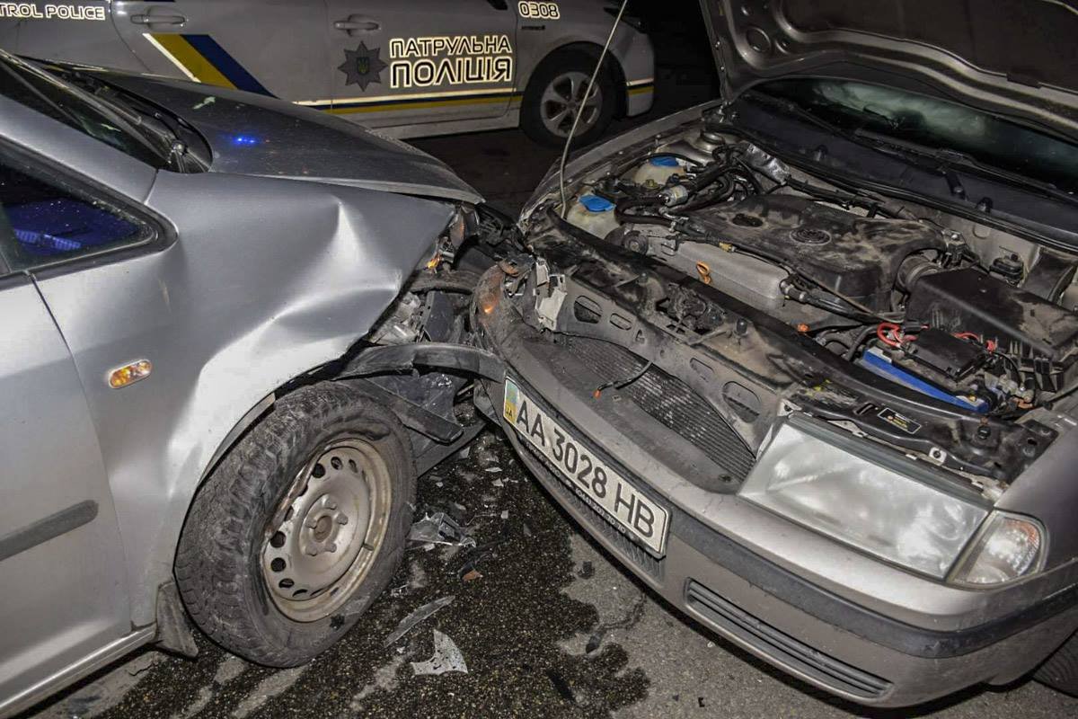 На перекрестке улиц Оноре де Бальзака и Марины Цветаевой столкнулись Skoda Octavia и Volkswagen Caddy