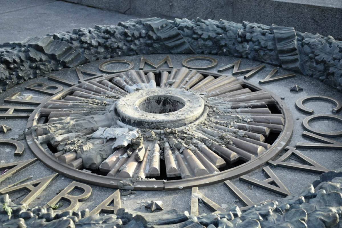 Хулиганы уже во второй раз зацементировали Вечный огонь Хулиганы уже во второй раз зацементировали Вечный огонь