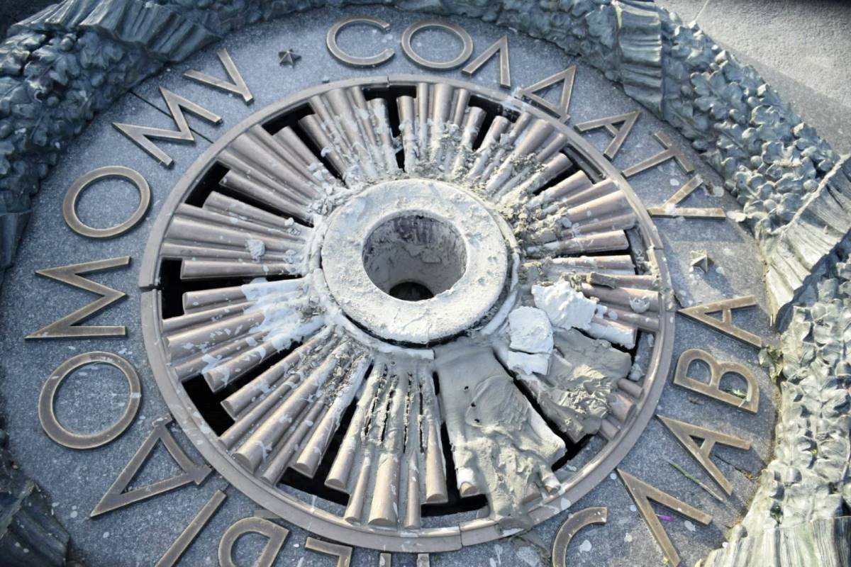 Вечный огонь тушат уже во второй раз Вечный огонь тушат уже во второй раз