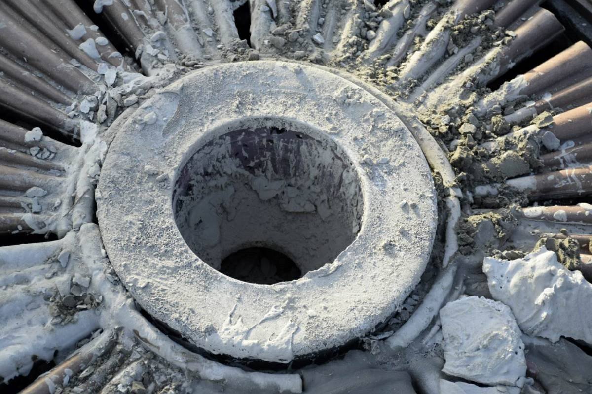 Вечный огонь погасили цементной смесью Вечный огонь погасили цементной смесью