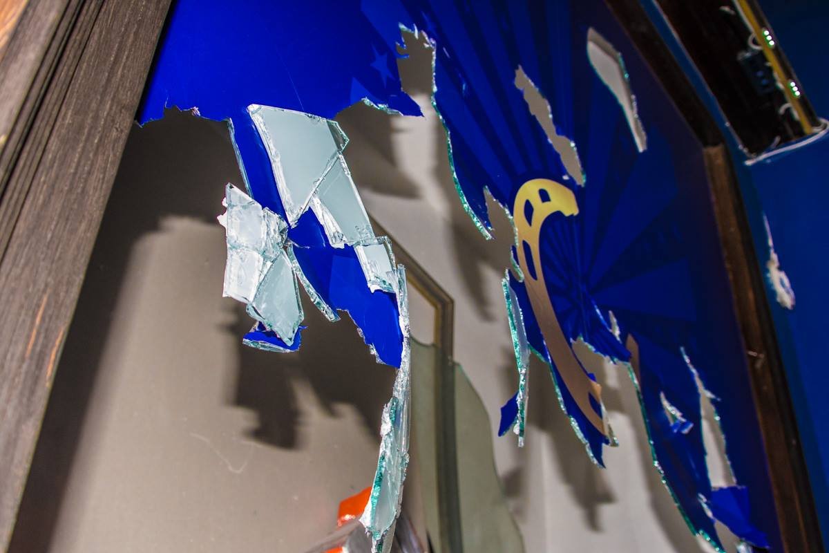 Под руку активистам попал зал "Золотая подкова" 