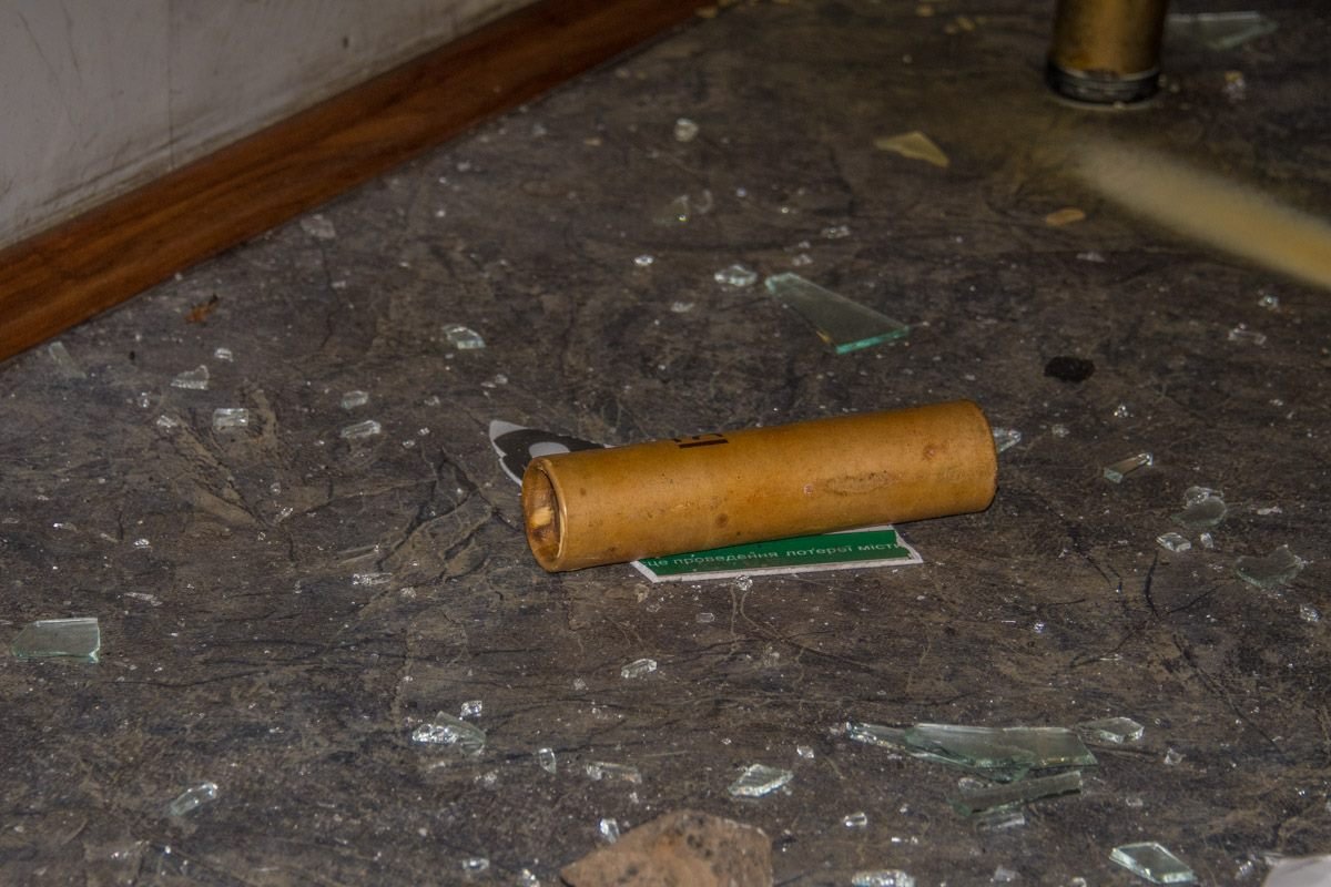 Помещение забросали файерами 