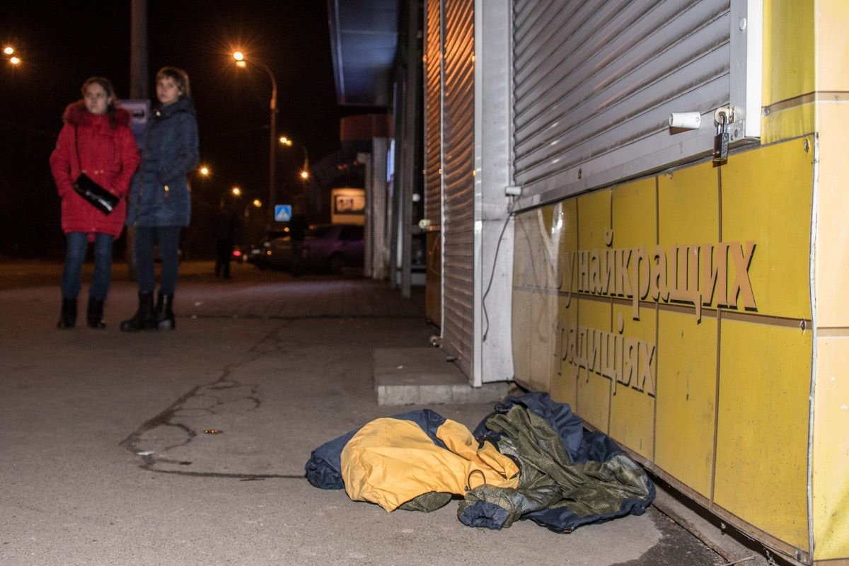 На улице осталась лежать верхняя одежда одного из задержанных 