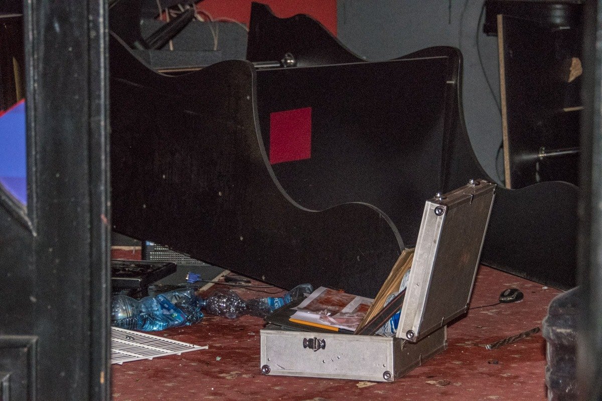 Внутри помещения повредили мебель и игровые автоматы 