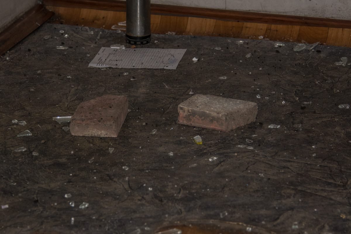 Игровые автоматы забросали камнями 