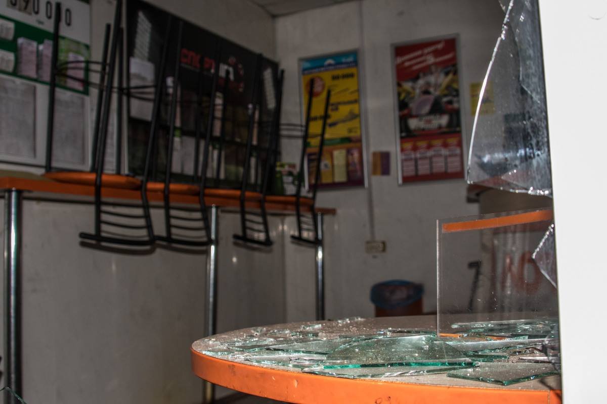 Погром активисты устроили и в помещении "Лото-маркета" 