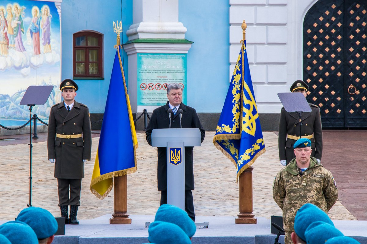 Начали мероприятия военные, одетые в синие береты Начали мероприятия военные, одетые в синие береты