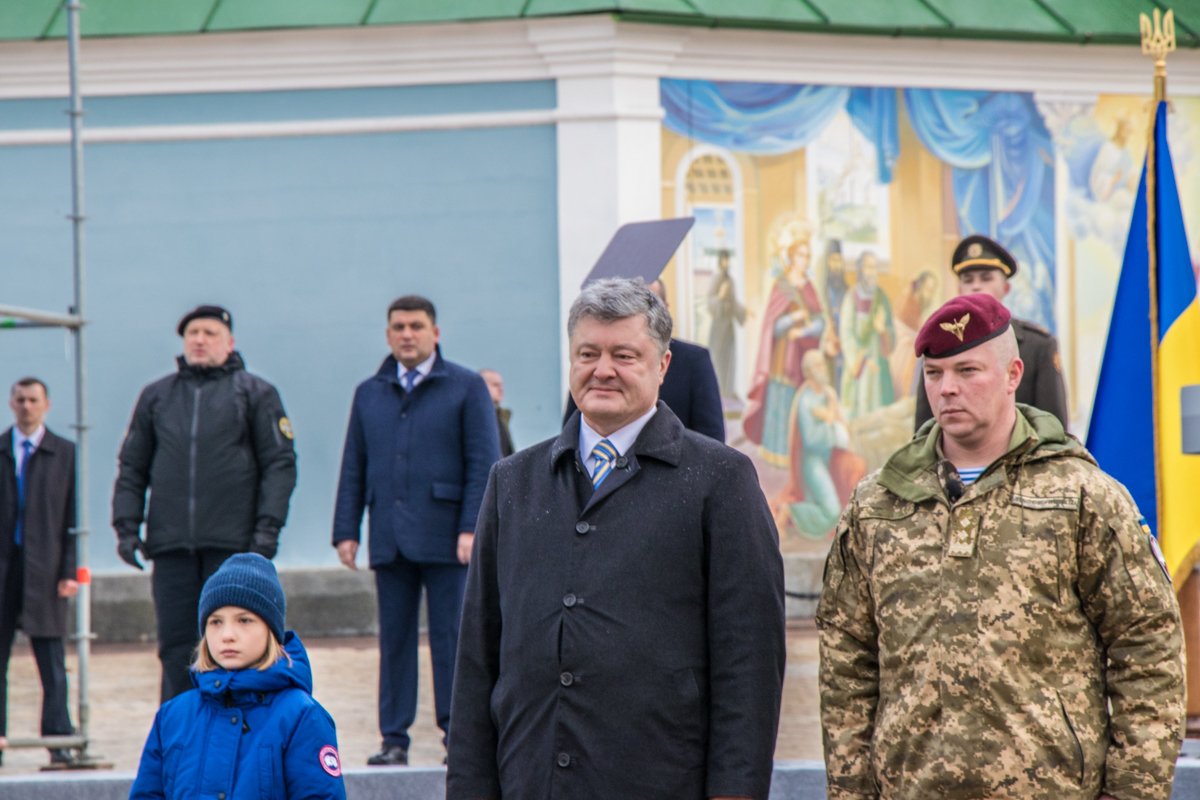 На встрече главнокомандующего с военными пришли глава СНБО Александр Турчинов и премьер-министр Владимир Гройсман На встрече главнокомандующего с военными пришли глава СНБО Александр Турчинов и премьер-министр Владимир Гройсман