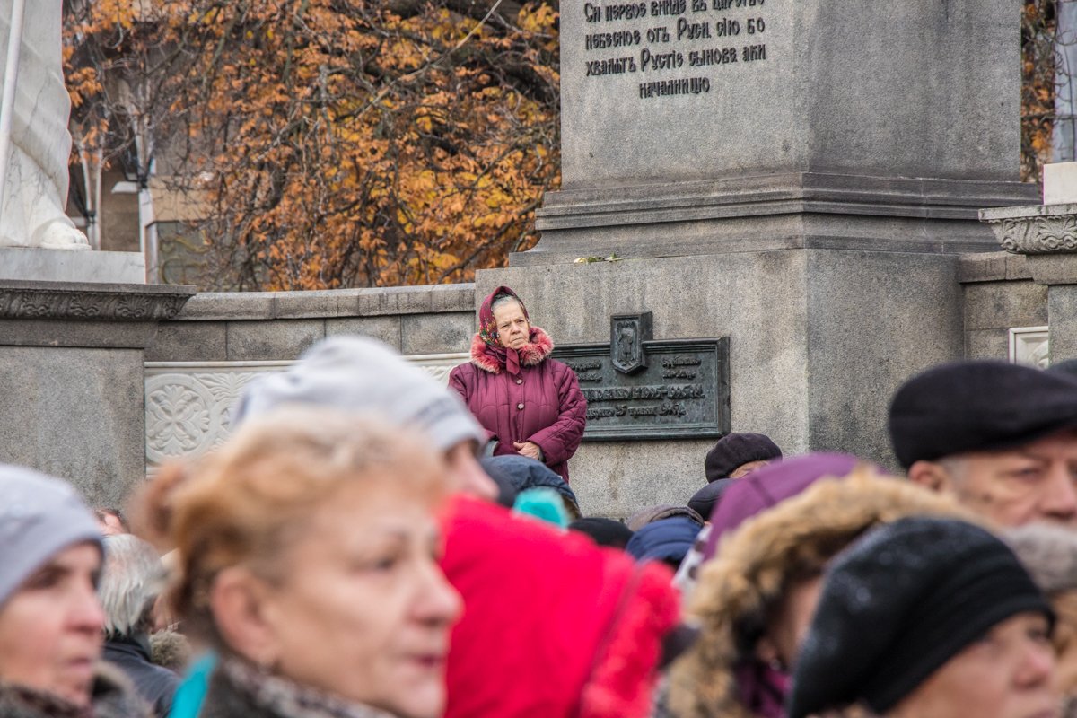 Кое-то из зрителей вылез на постамент, чтобы посмотреть на Порошенко Кое-то из зрителей вылез на постамент, чтобы посмотреть на Порошенко