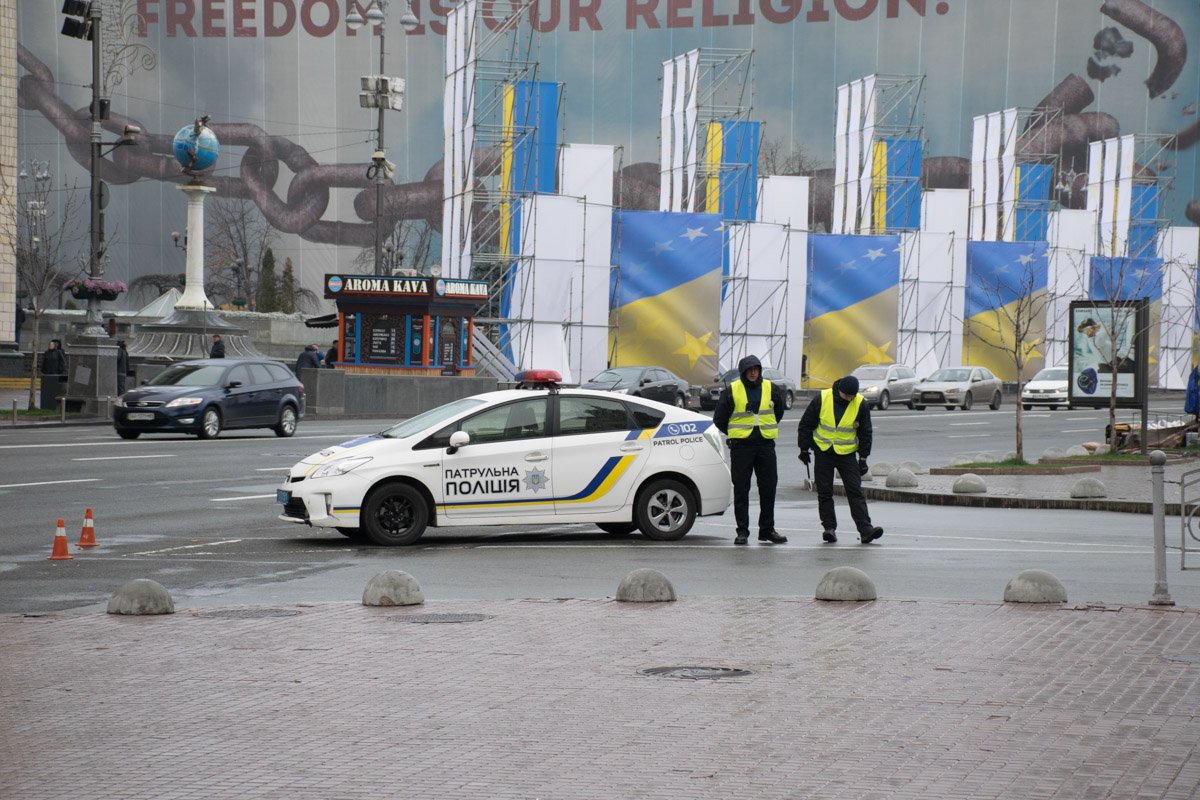 На въездах в правительственный квартал патрульные осматривают машины