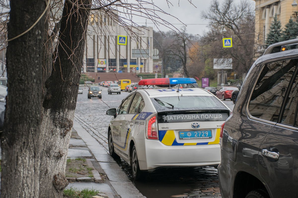 Полиция останавливает машины на улицах Крещатик и Грушевского