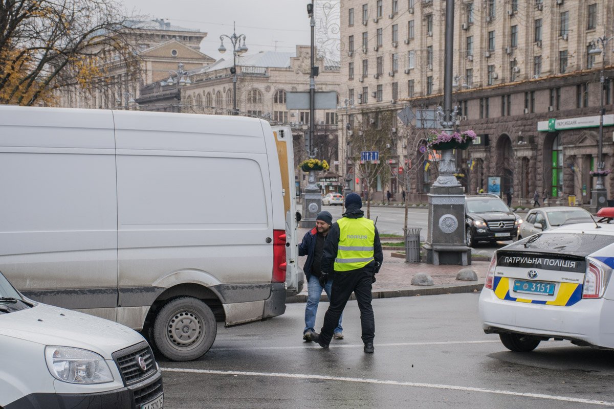 Останавливают каждый грузовой микроавтобус