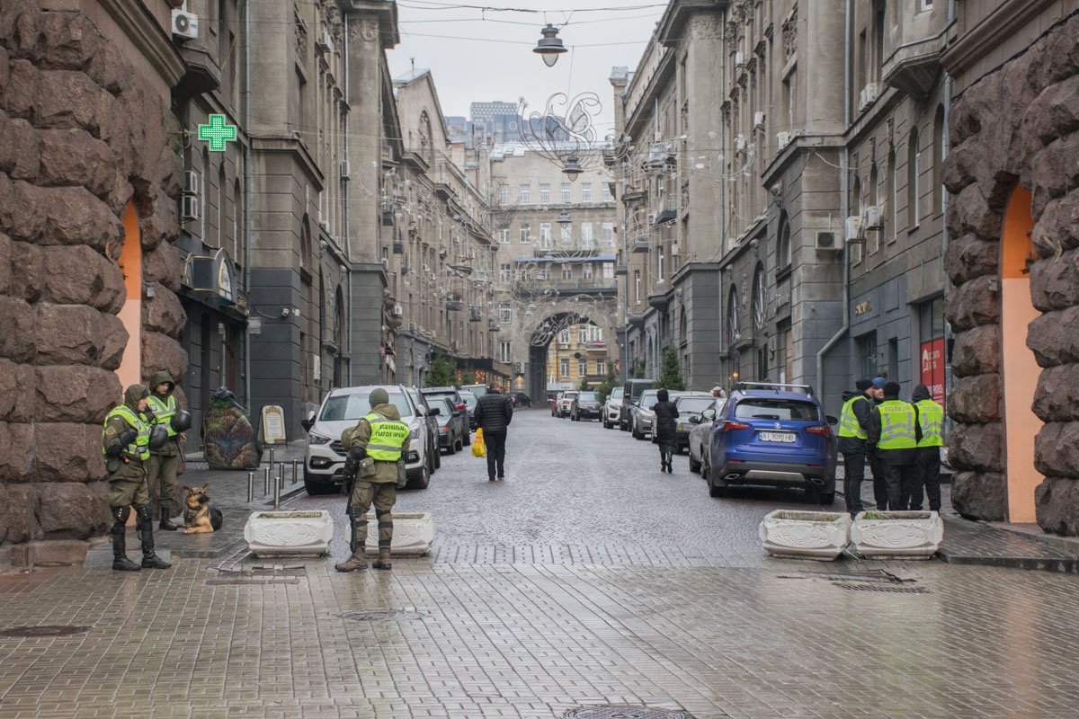 В центральной части города дежурят вооруженные патрули, кинологи и взрывотехники