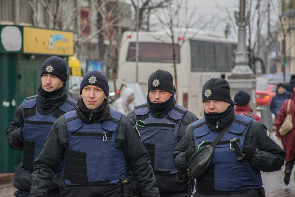 Некоторые из правоохранителей вооруженны и в бронежилетах 