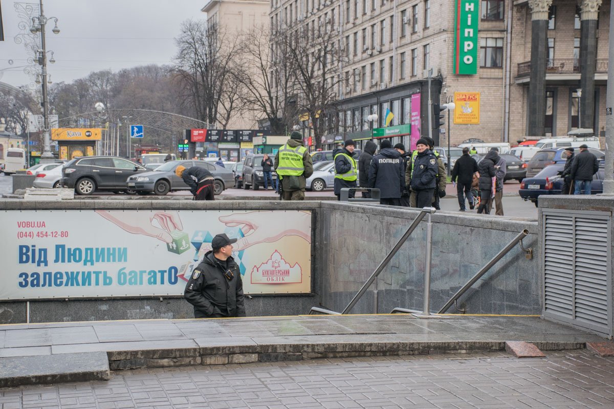 Также полиция дежурит на центральных станциях метро