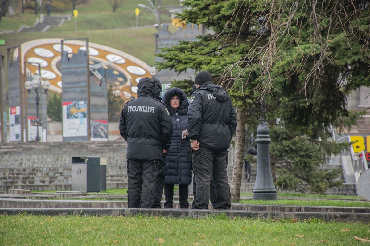 Правоохранители общаются с киевлянами