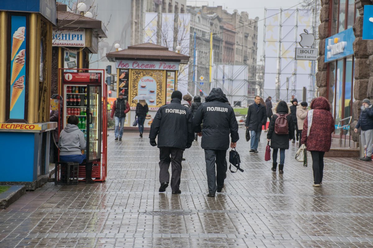 Полицейские уходят на сложное дежурство