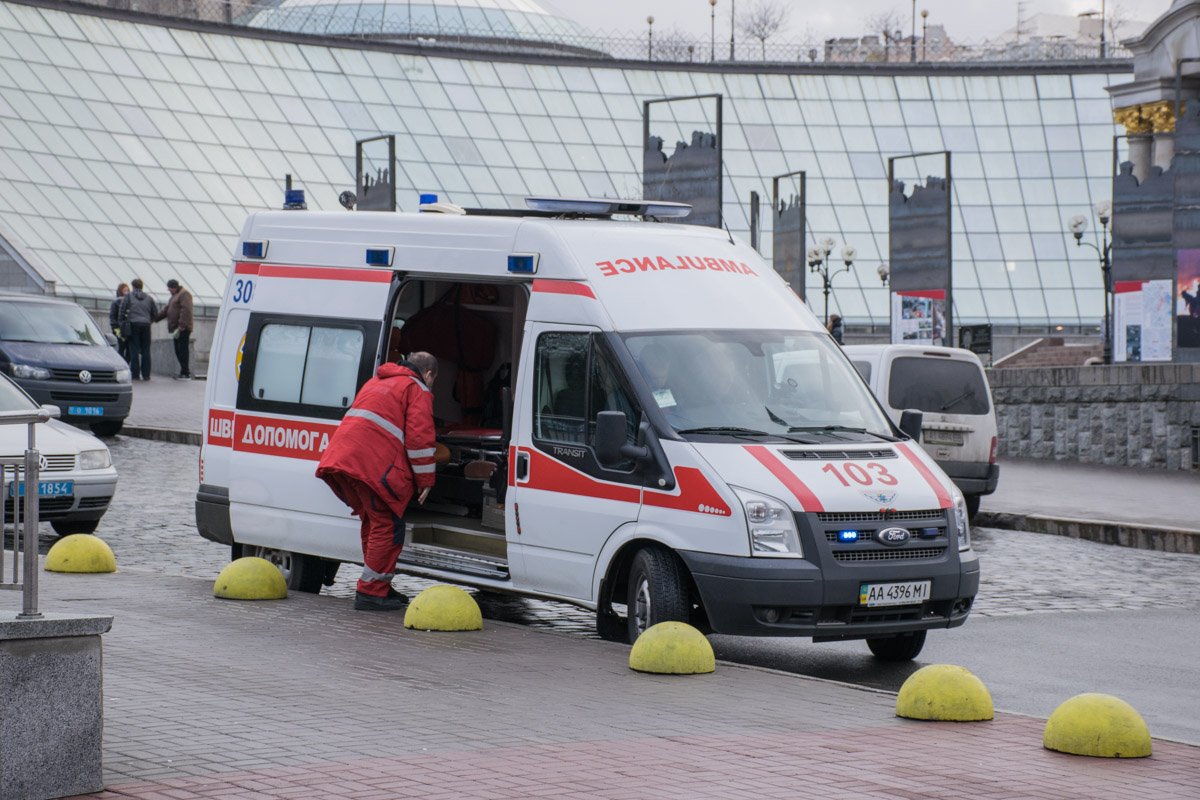 Также в центре присутствуют медики