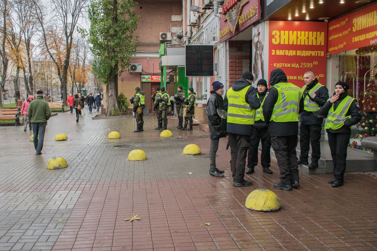 Не смотря на запрет курения в общественных местах, одна из полицейских позволила себе "затянуться" на Крещатике