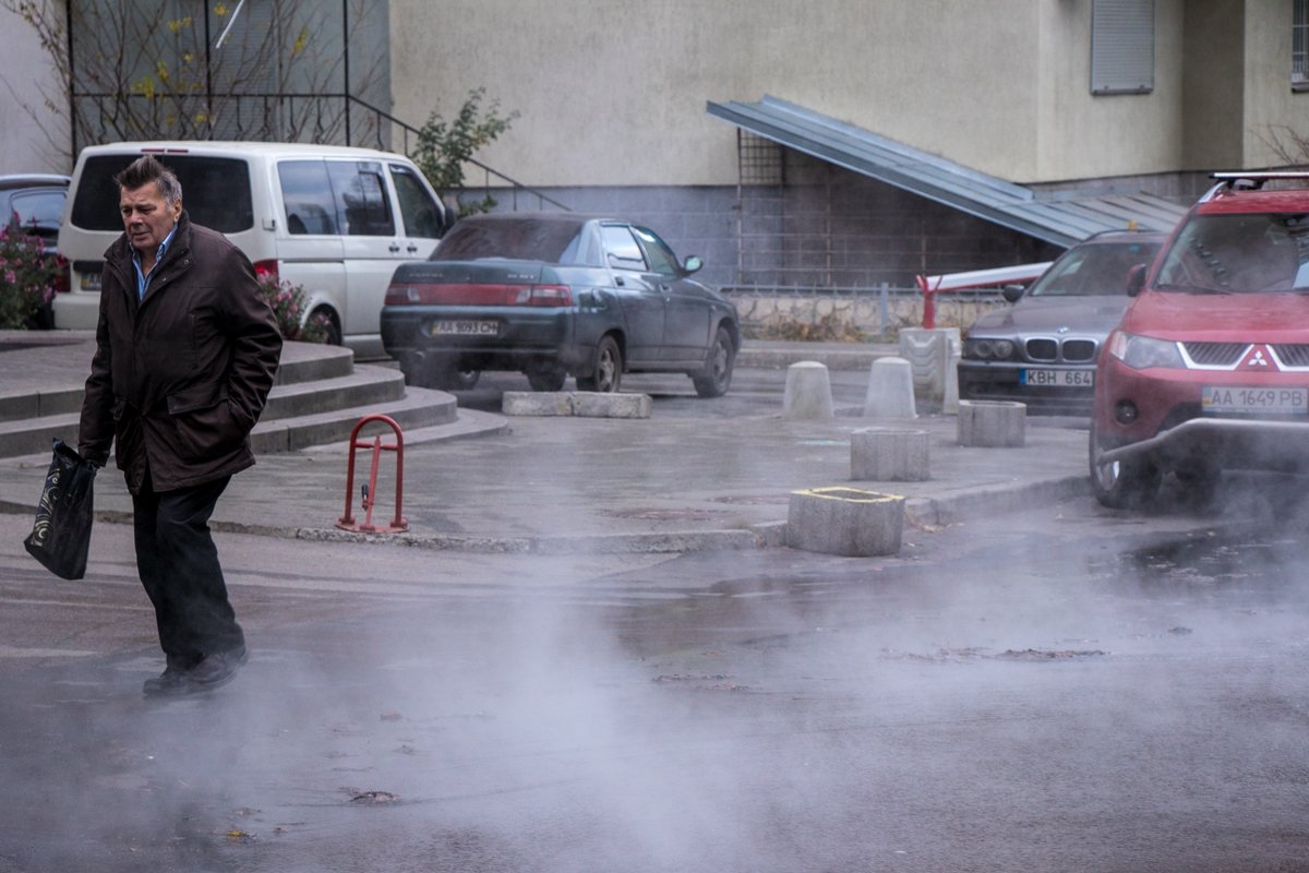 21 ноября в Соломенском районе Киева прорвало трубу с горячей водой 21 ноября в Соломенском районе Киева прорвало трубу с горячей водой