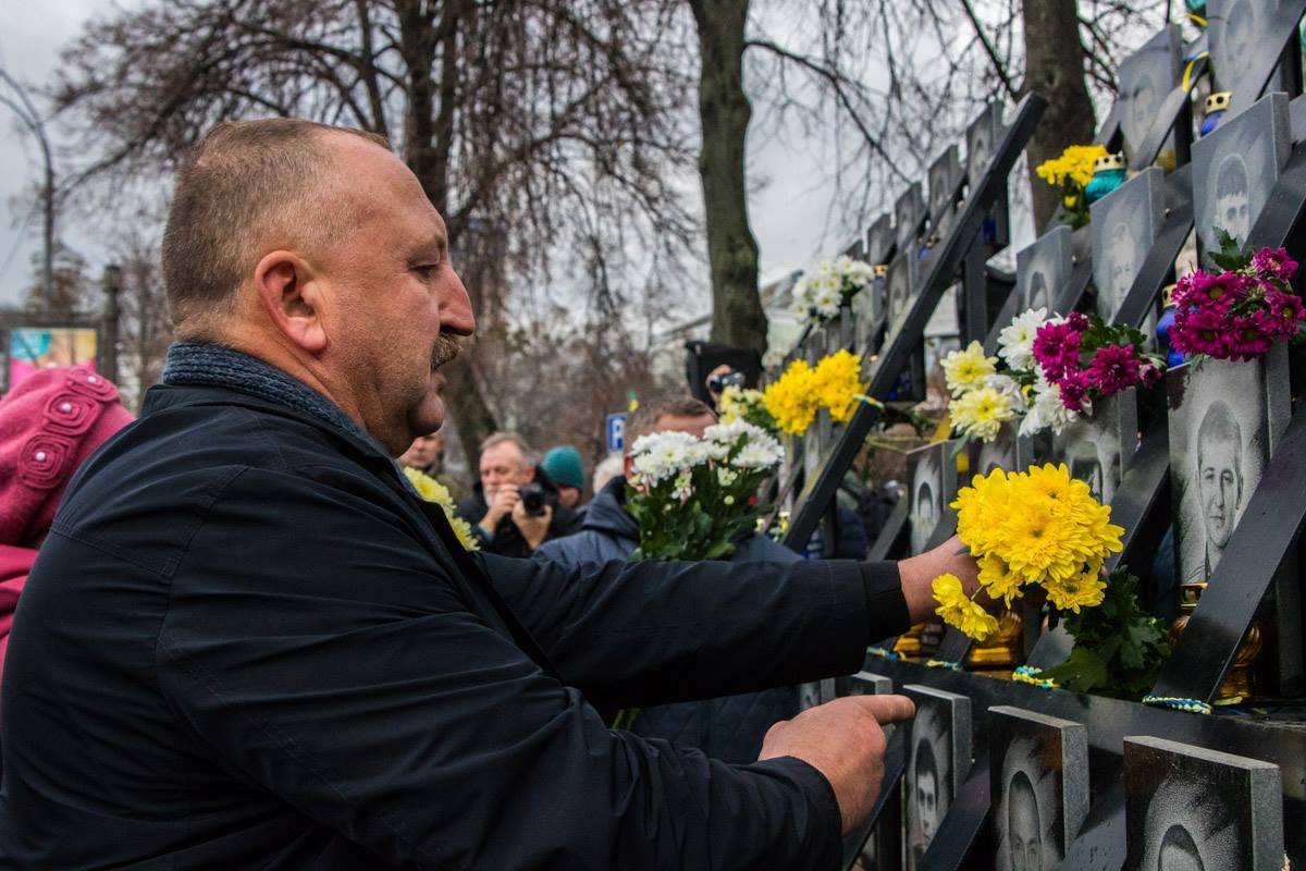 Сотни людей несли цветы 