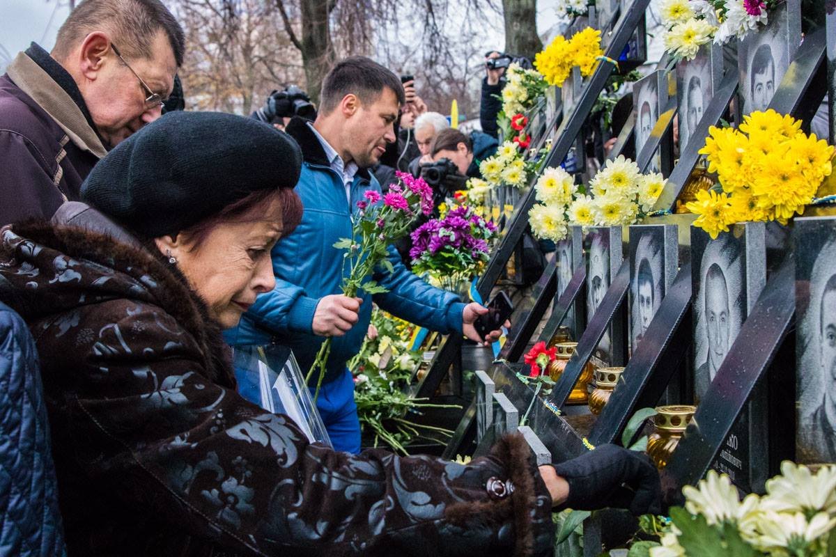 Цветы у портретов погибших возложили сотни людей