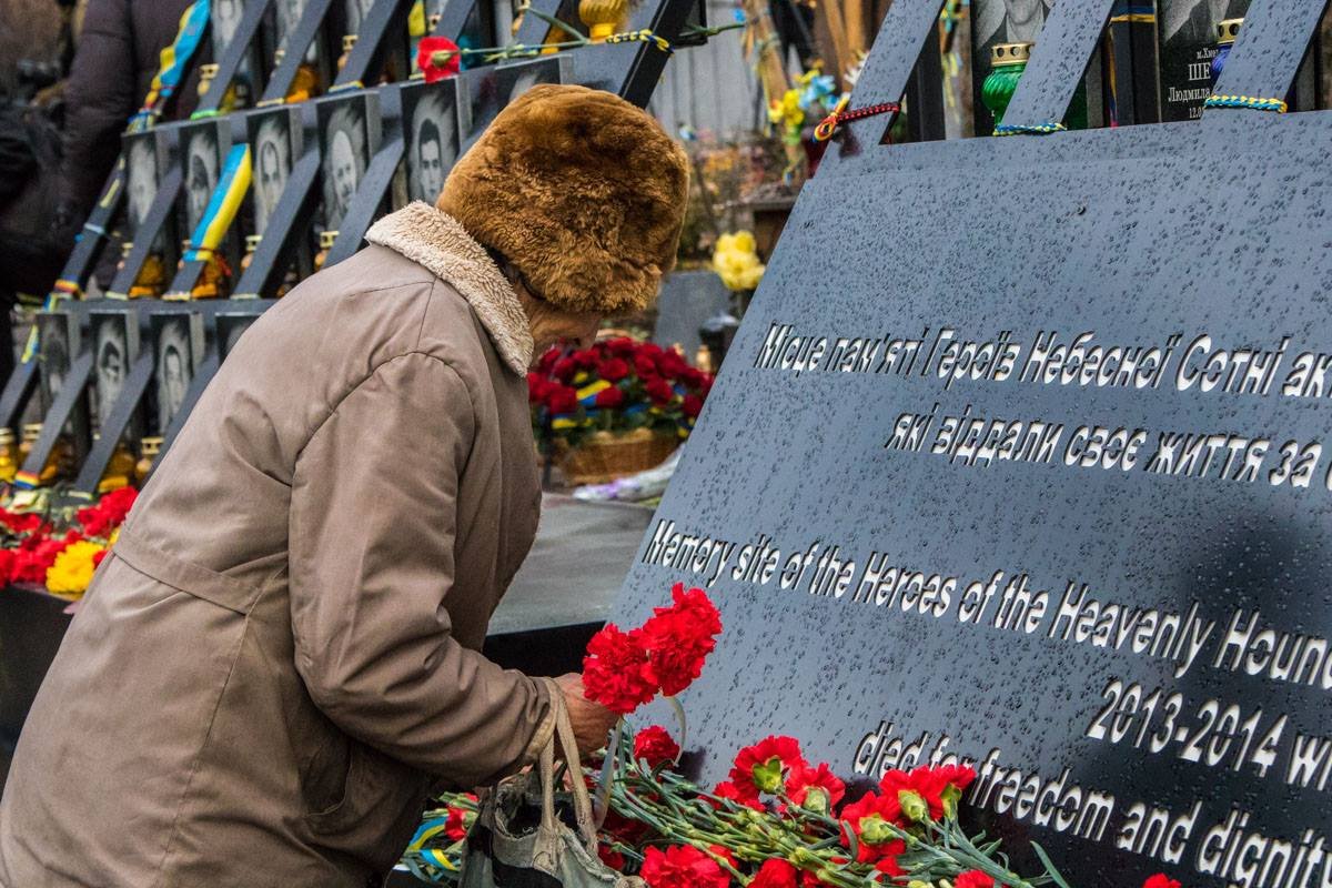 Люди собрались на аллее Героев Небесной сотни у памятного креста